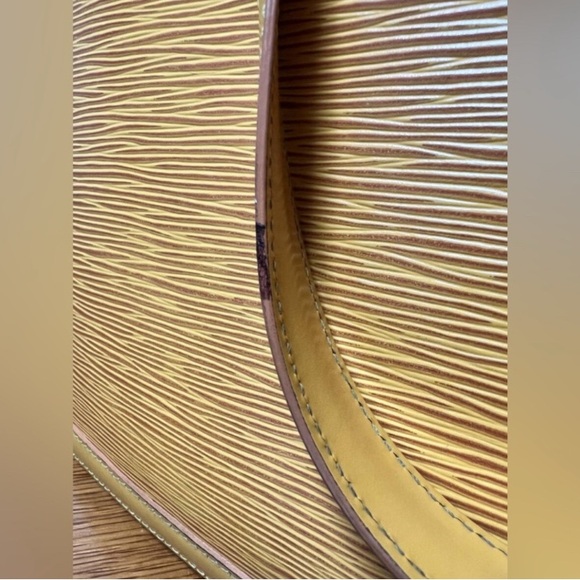 Louis Vuitton Yellow Large Epi Women's Hand Zip Around Tote Bag In EUC - Picture 10 of 10